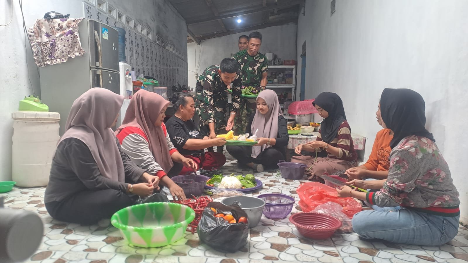 Penguatan Komunitas Melalui Momen Ngagung, Satgas TMMD Kodim 0413/Bangka Jalin Hubungan Dengan Warga