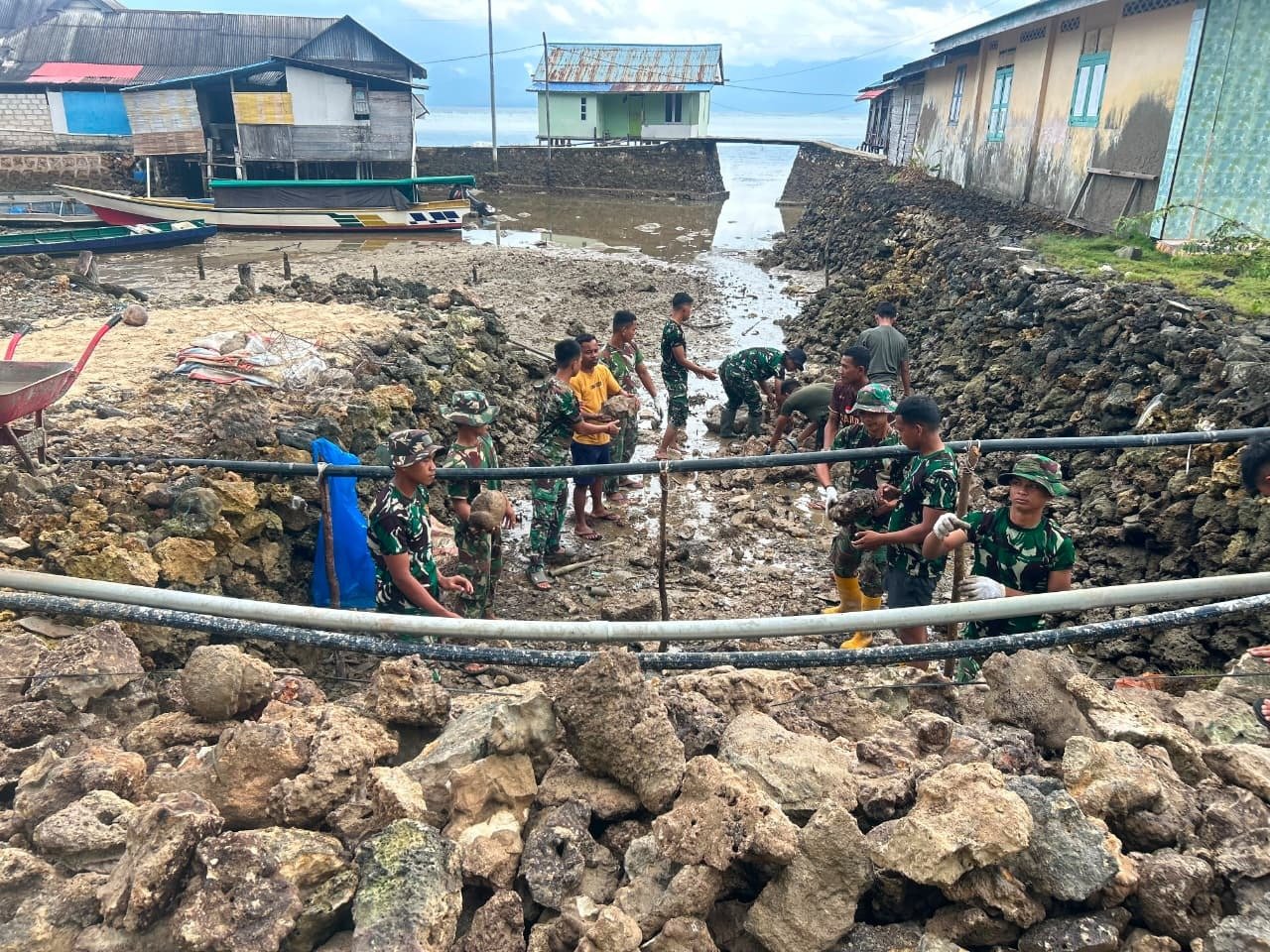 Penggalangan Batu Material, Satgas TMMD Ke-129 Kodim 1311/Morowali Percepat Pembangunan Jalan di Desa Polewali