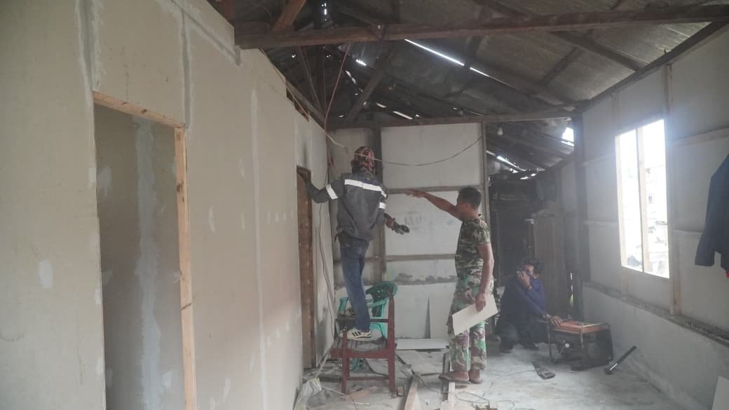 Pembangunan Rumah Layak Huni Bapak Suhardin di Desa Umbele Lama Menuju Penyelesaian Pemasangan Kalsiboard dan Cat