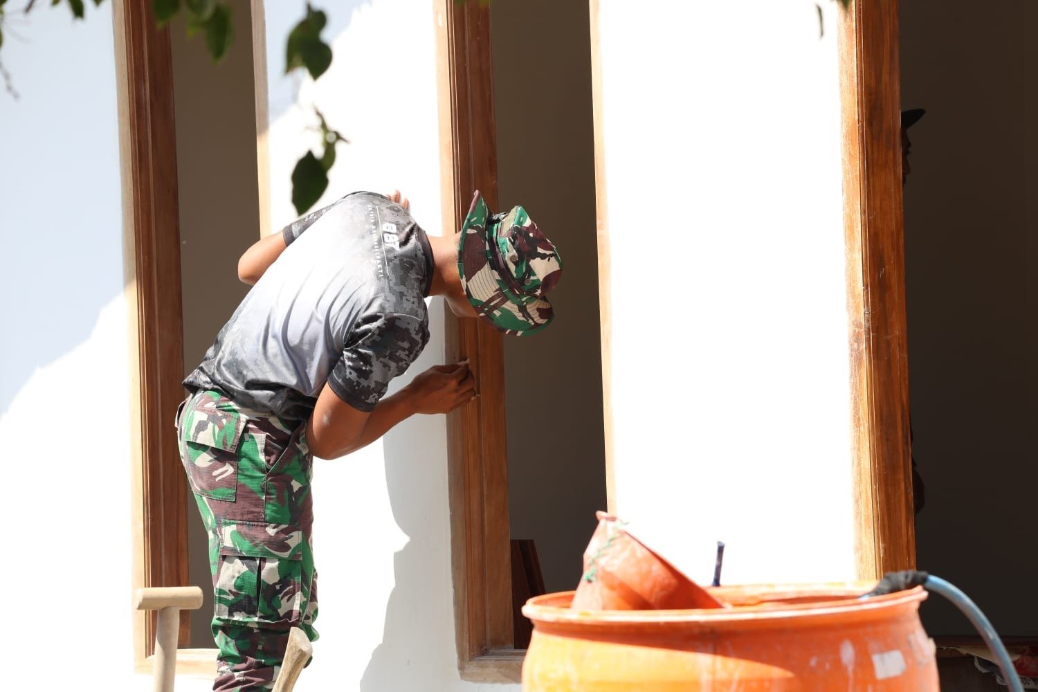 Sentuhan Kasih dari Prada Luki dalam Program TMMD di Lamongan