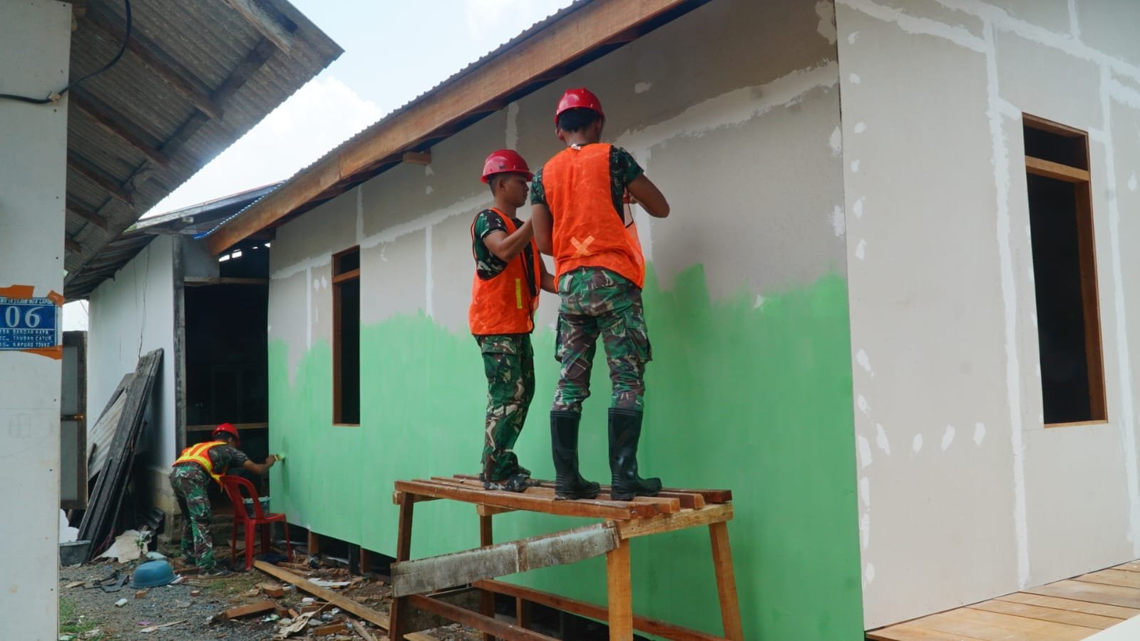 Peningkatan Kualitas Tempat Tinggal Melalui Pengecatan RTLH Bapak Walianto