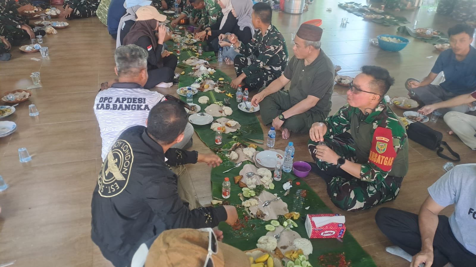 Kebersamaan Masyarakat dan Satgas TMMD Tercipta di Pantai Pulau Tiga Bio
