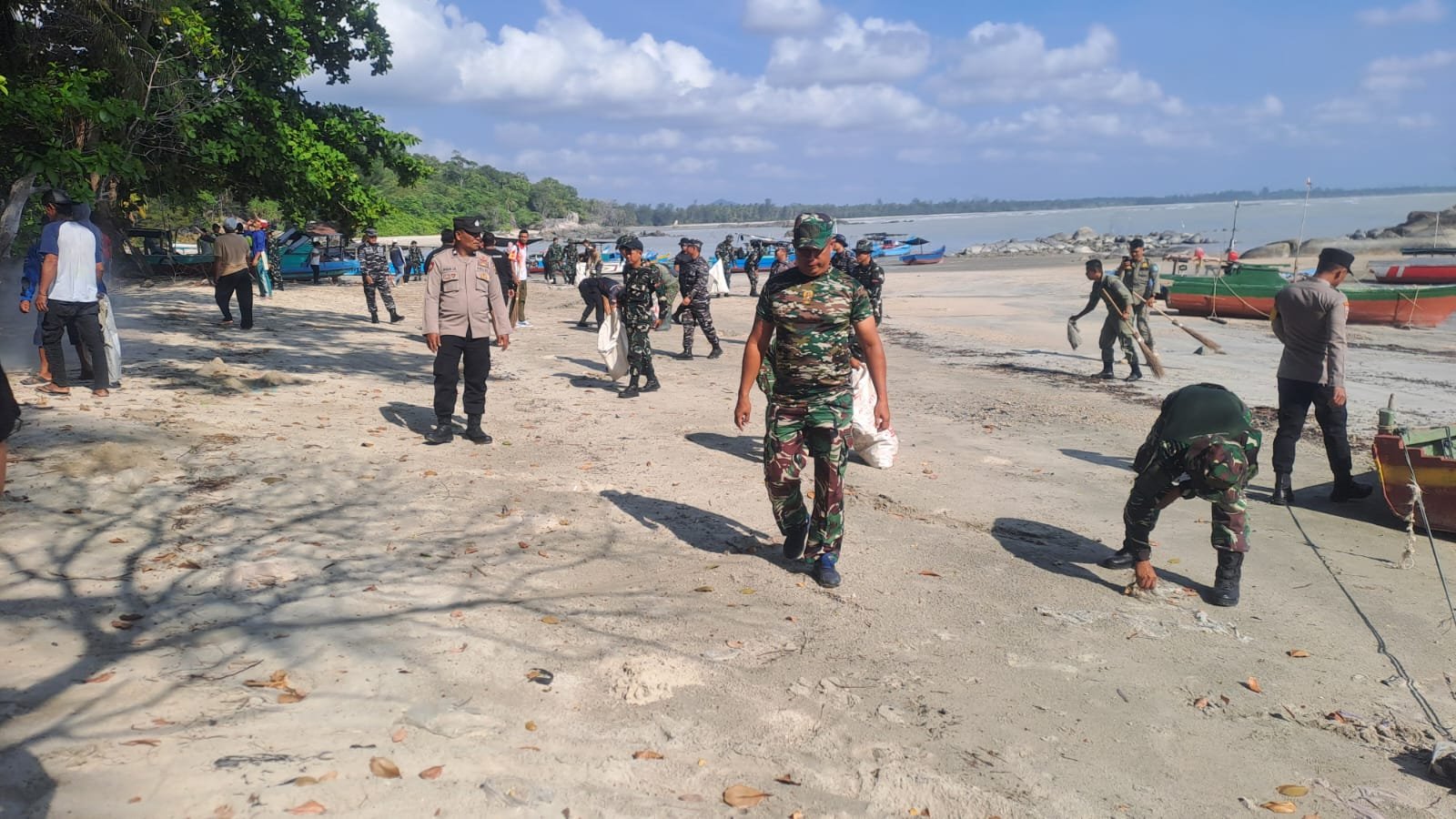 Gerakan Bersih Pantai oleh Satgas TMMD Ke-129 Kodim 0413/Bangka untuk Kesadaran Lingkungan