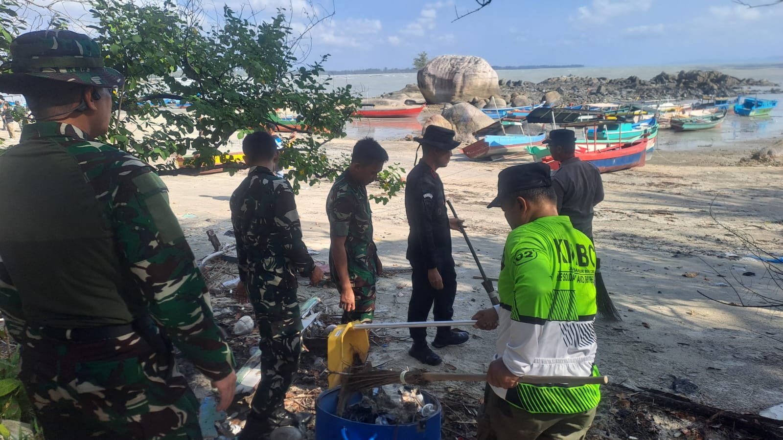 Satgas TMMD Ke-129 Kodim 0413/Bangka Ciptakan Lingkungan Bersih di Pantai Pulau Tiga Bio
