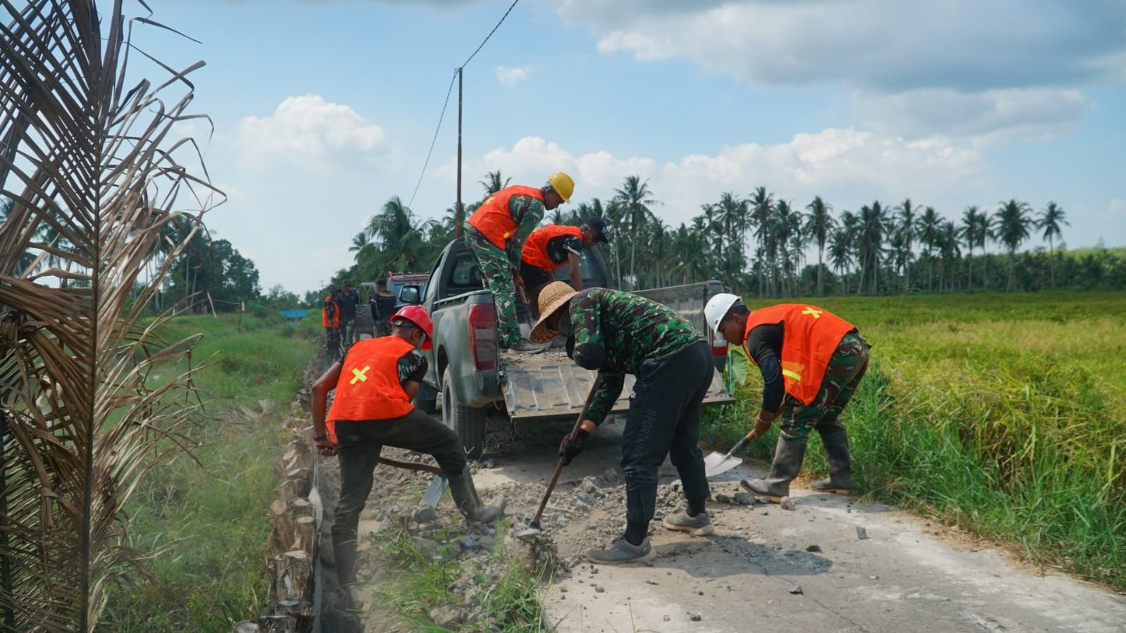 Kekuatan Gotong Royong dalam Pembangunan Jalan TMMD Ke-129