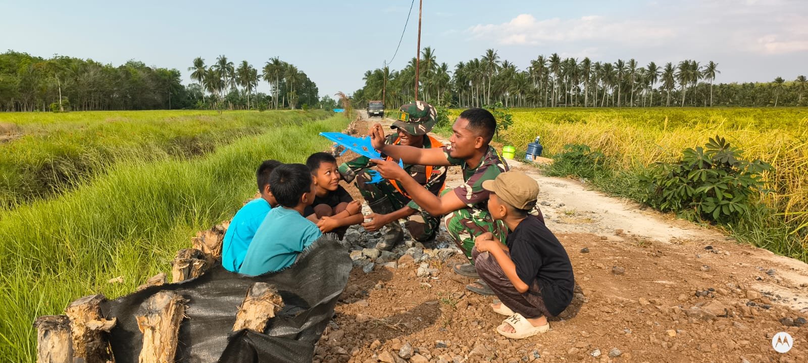 Keceriaan Anak-Anak Kapuas: Simbol Harmoni TNI dan Masyarakat dalam TMMD ke-129