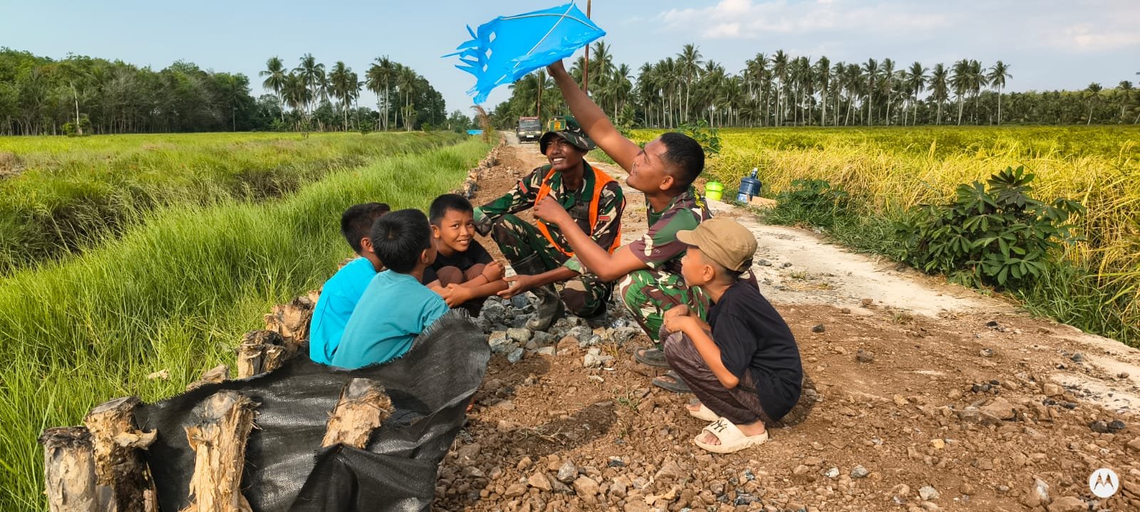 Tawa Ceria di Tengah KegiatanTMMD: Prajurit Jadi Kawan Anak-Anak Bandar Raya