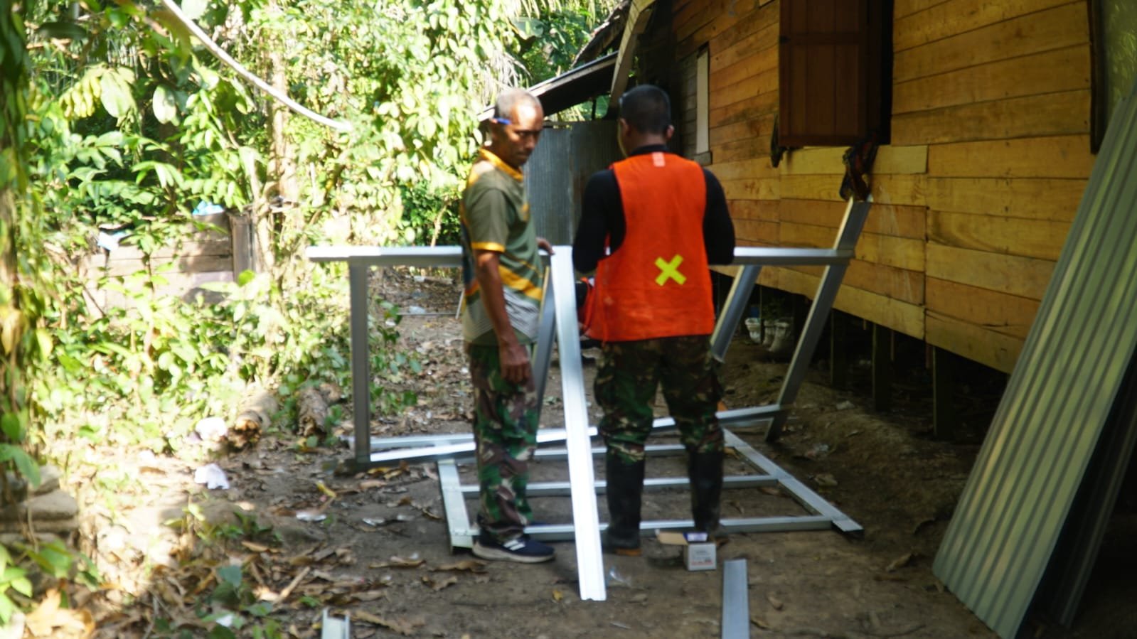 Pembangunan Rumah MCK Ibu Jubaidah oleh Satgas TMMD Ke-129 Kodim 1011/Kuala Kapuas
