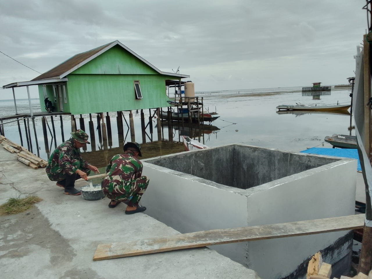 Progres Pengaplusan Bak Penampungan Air di Desa Umbele oleh Satgas TMMD Ke-129