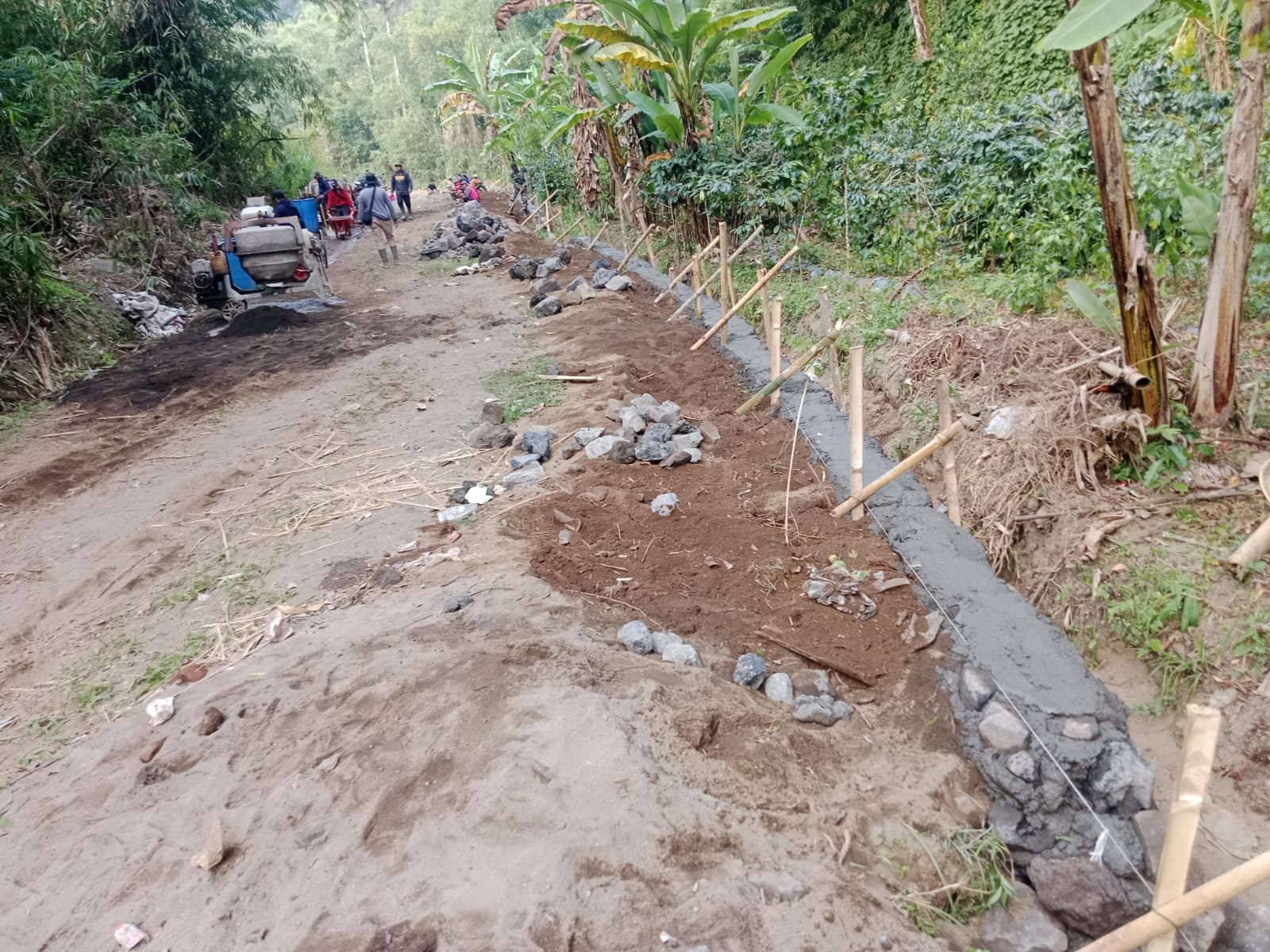 Pembangunan Dinding Penahan Tanah untuk Jalan Rabat Beton di Desa Sekardadi