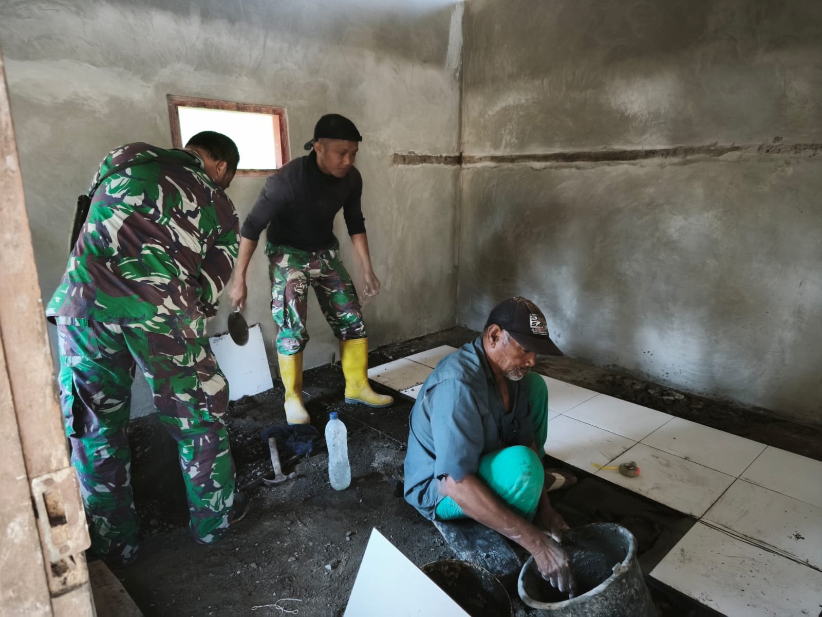 Kebahagiaan Baru Ketut Surija dengan Lantai Rumah yang Diperbarui
