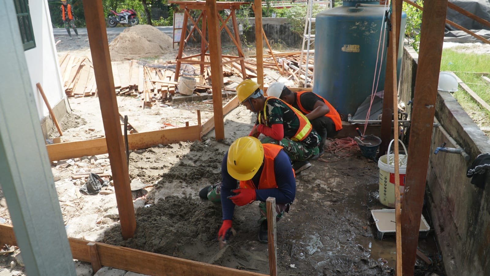 Pembangunan Musholla Darul Iman oleh Satgas TMMD Ke-129 dan Masyarakat