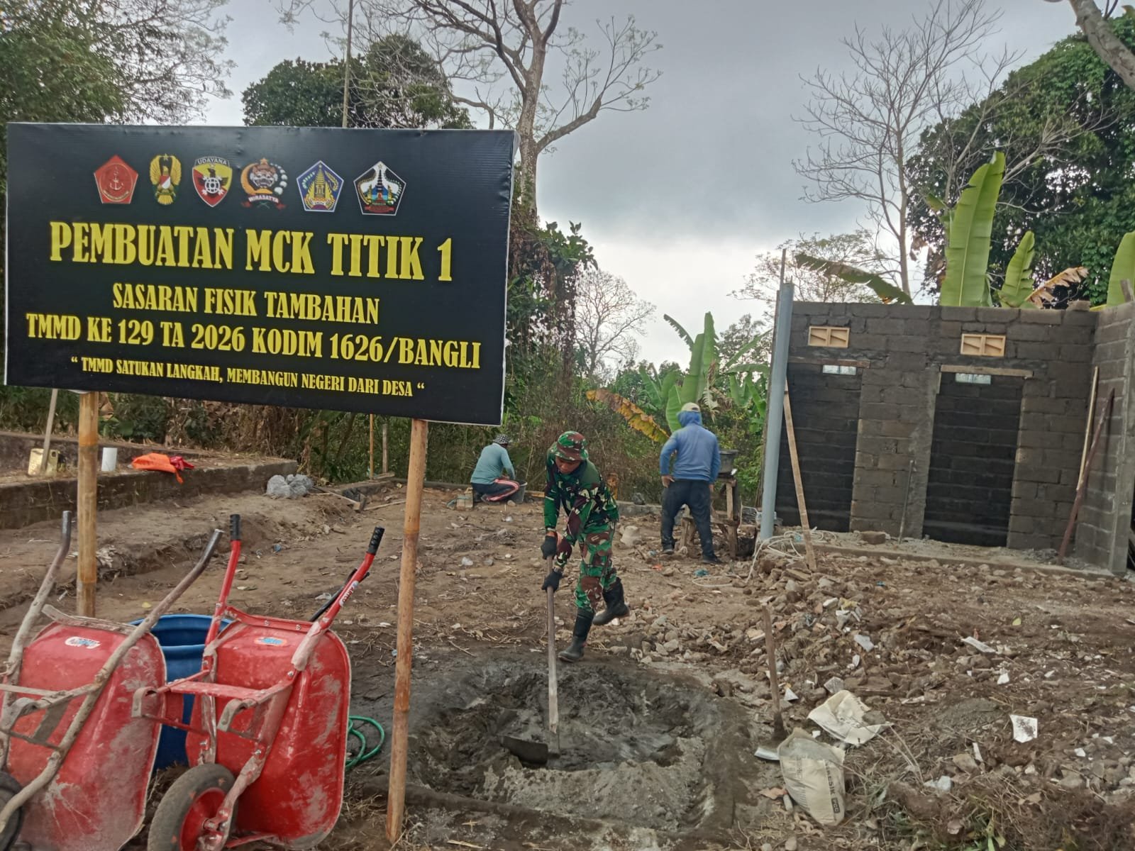 Keterlibatan Masyarakat Percepat Pembangunan MCK TMMD Ke-129 di Desa Sekardadi