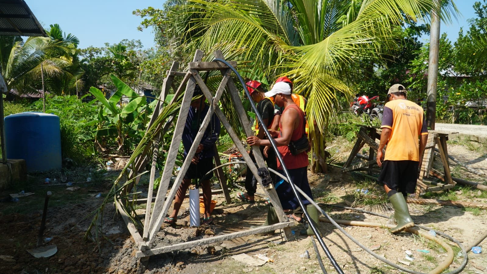 Peningkatan Kualitas Air Bersih Melalui Pengurasan Sumur Bor oleh Satgas TMMD Ke-129