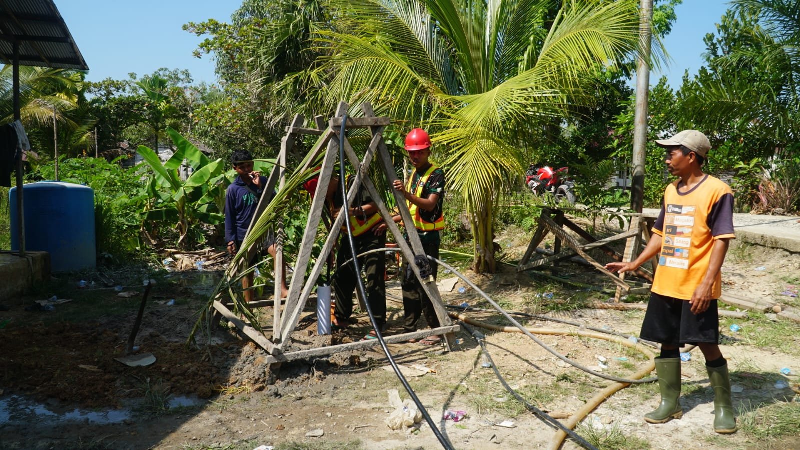 Sinergi TNI dan Masyarakat dalam TMMD Ke-129: Pengurasan Sumur Bor Disukseskan