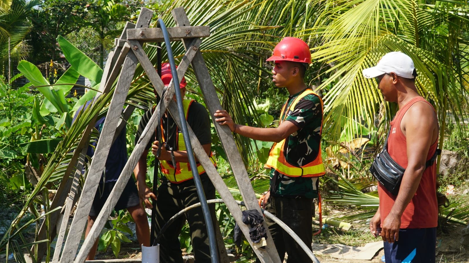 Kolaborasi Masyarakat dan Satgas TMMD dalam Memperbaiki Sumur Bor di Desa Bandar Raya
