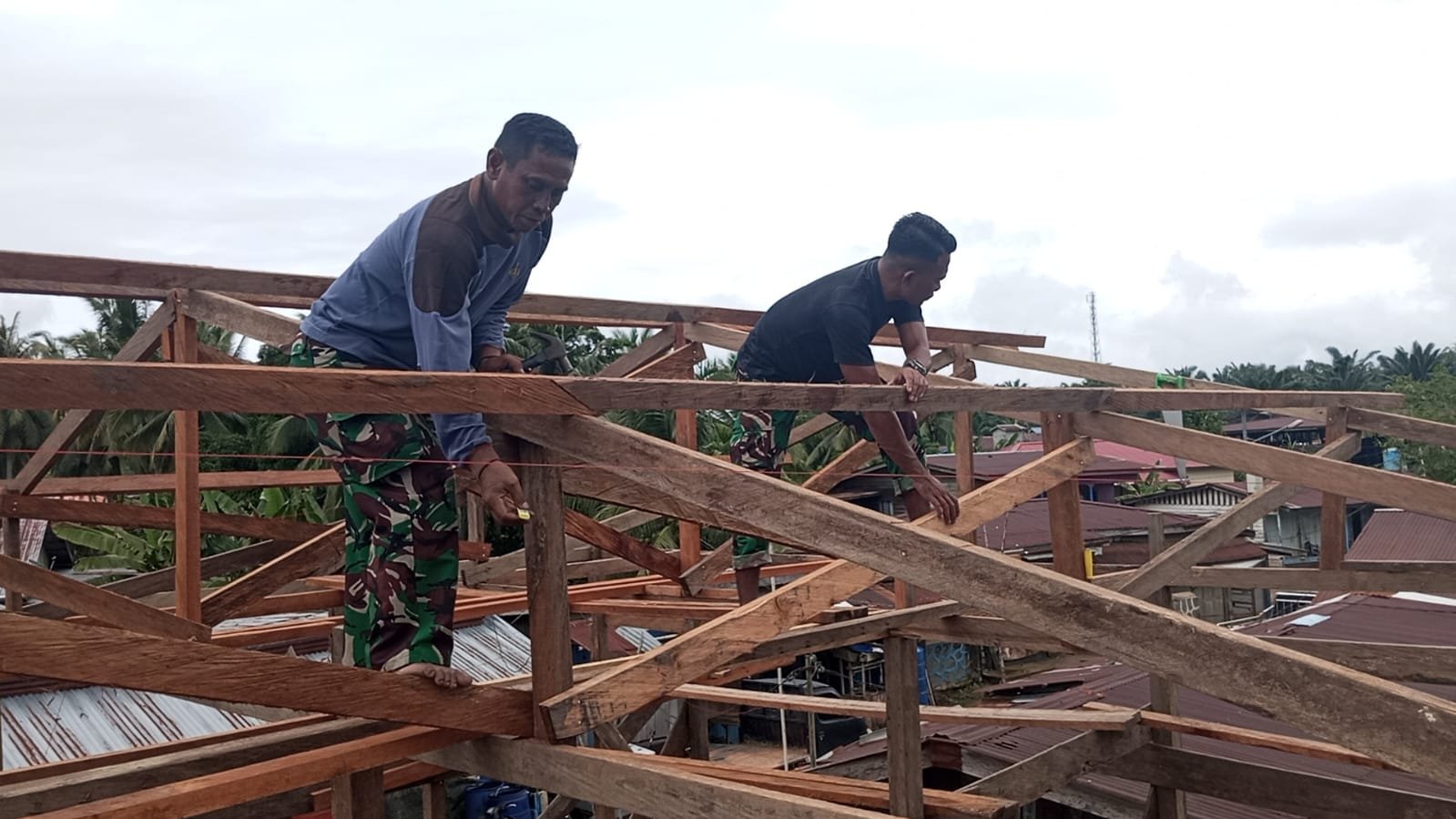 Percepatan Pembangunan Rumah Layak Huni untuk Warga Perbatasan oleh Satgas TMMD ke-129 Kodim 0911/Nunukan