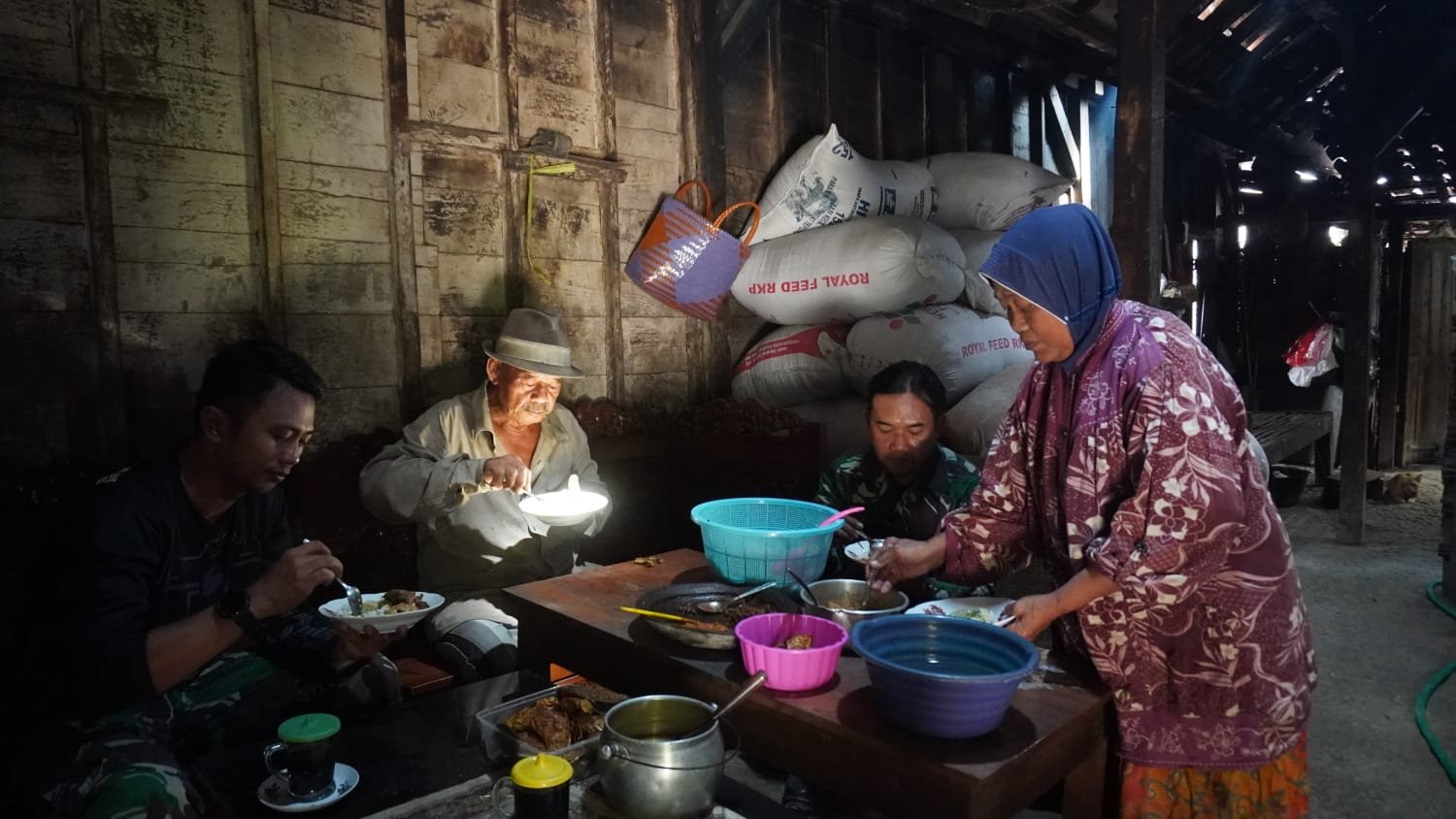 Makna Sederhana di Meja Makan Dusun Bakon: Keterikatan dalam Kebersamaan
