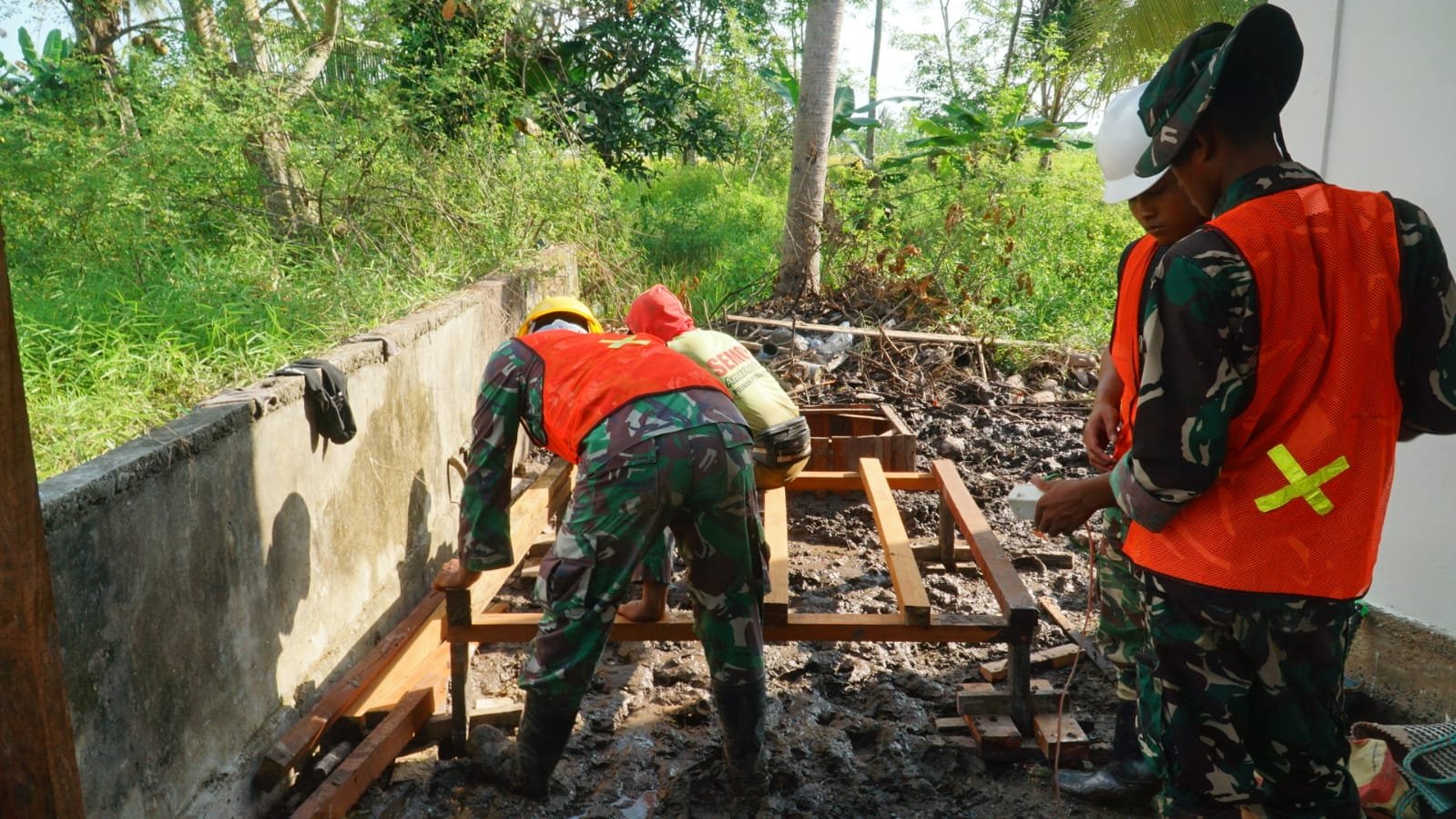 Kerjasama Satgas TMMD dan Masyarakat dalam Pembangunan MCK di Desa Bandar Raya