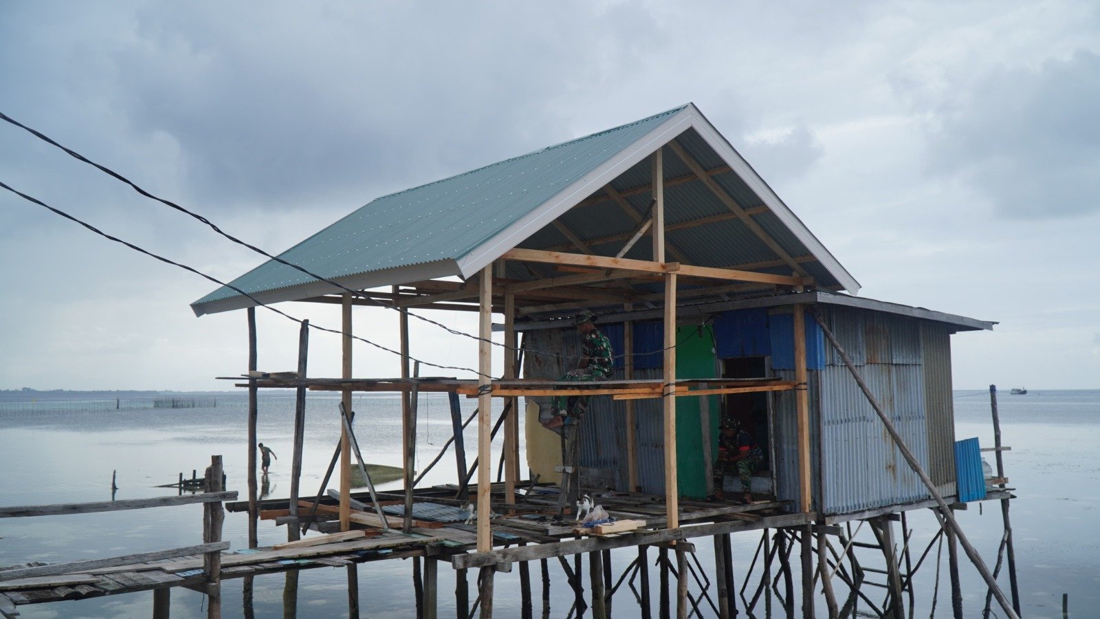 Proses Renovasi RTLH Ibu Syamsiah di Desa Umbele Mencapai Tahap Pemasangan Atap