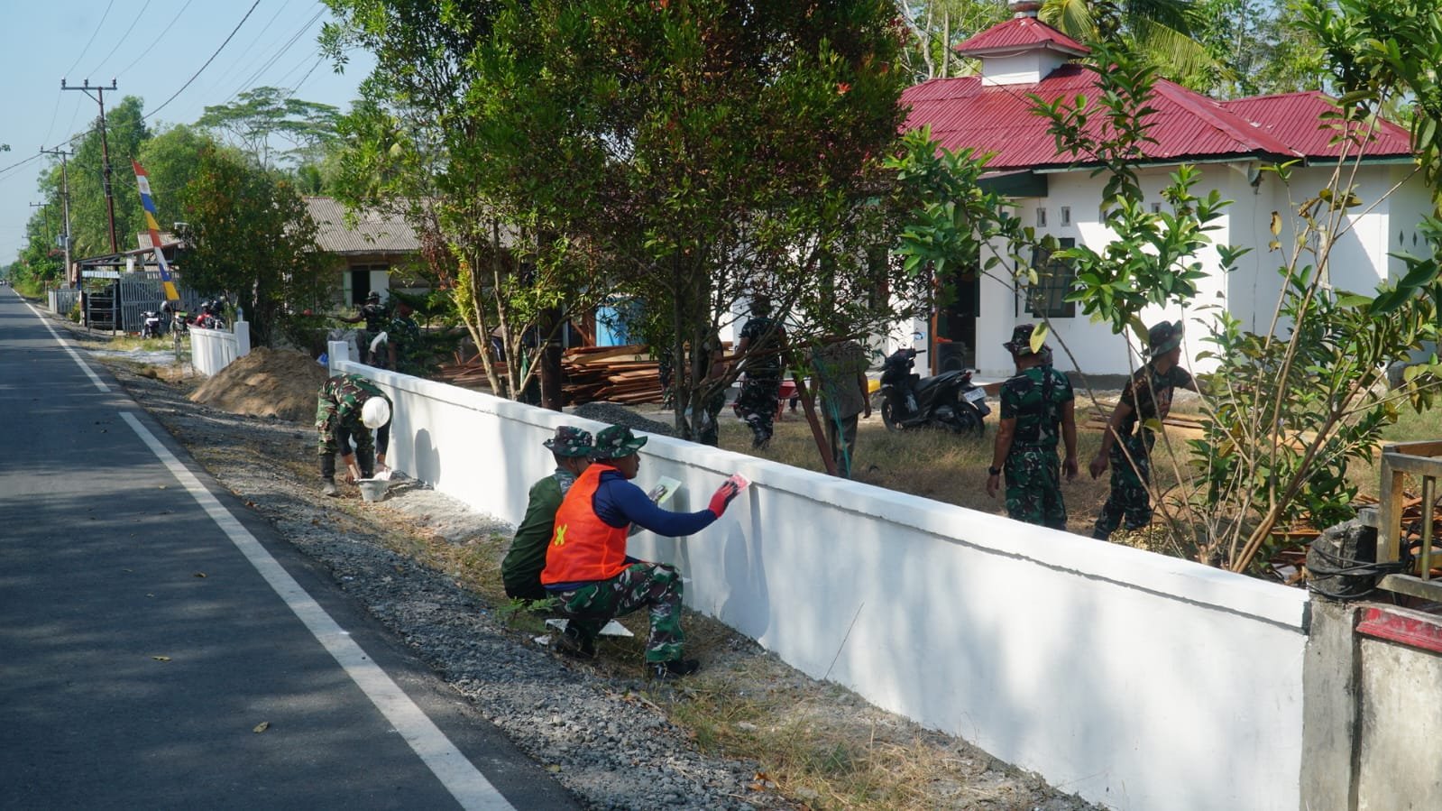 Kerja Bakti Bersama di Musholla Darul Iman oleh Satgas TMMD dan Warga