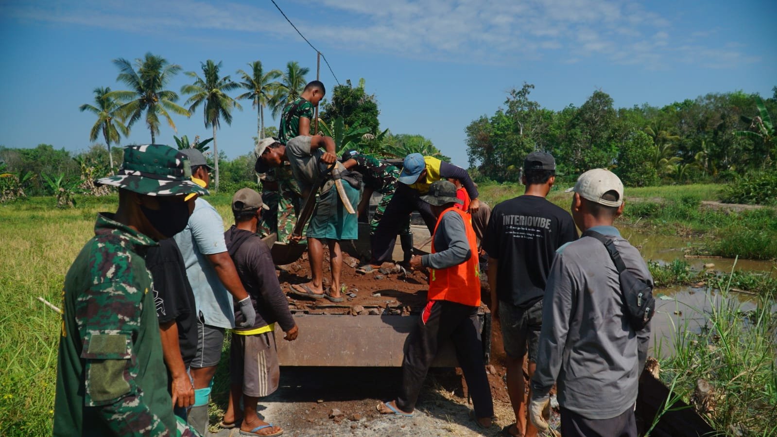 Gotong Royong Warga dan Satgas TMMD Memperbaiki Jalan 1,2 Kilometer untuk Akses yang Lebih Baik