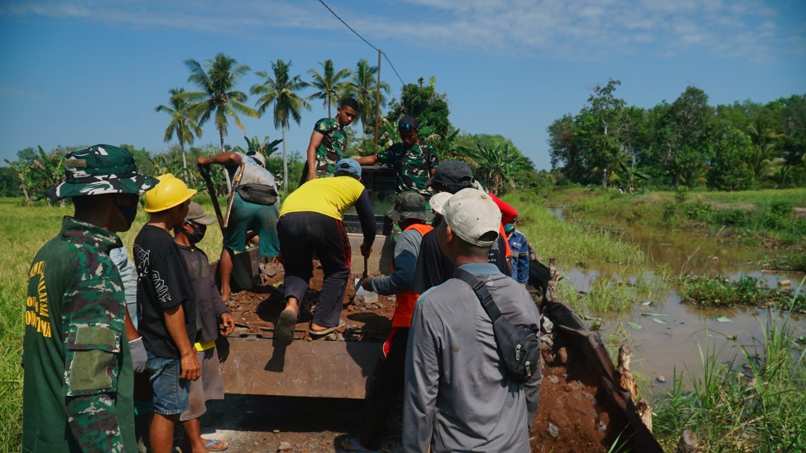 Kolaborasi Satgas TMMD dan Masyarakat dalam Peningkatan Jalan di Bandar Raya