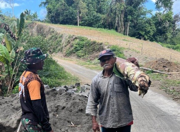 Interaksi Masyarakat dan TNI dalam TMMD Ke-129 di Bangli