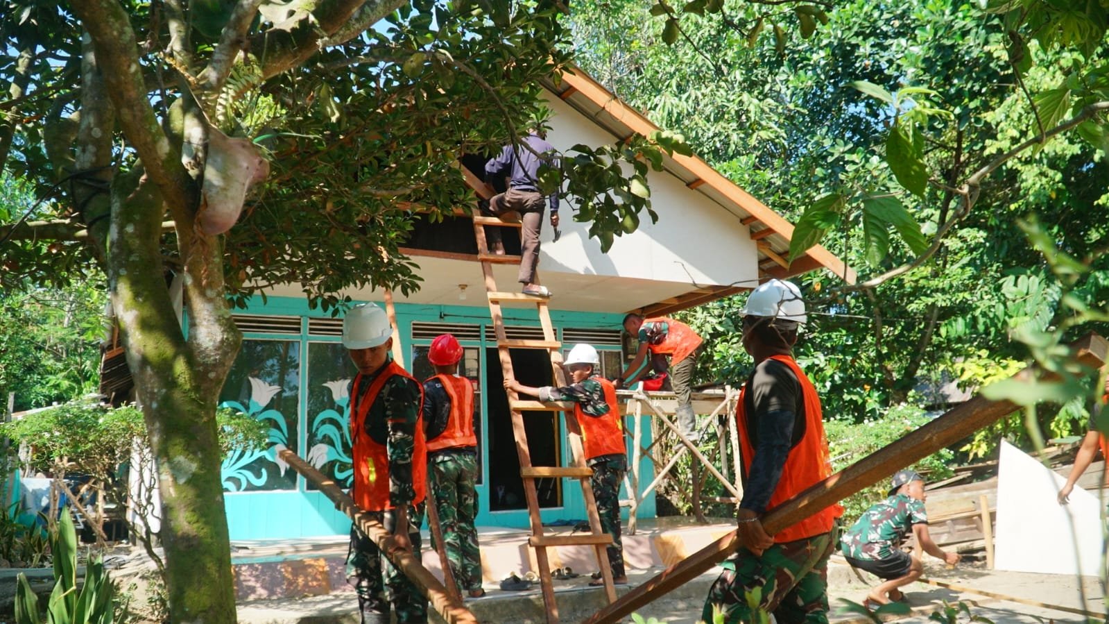 Pemasangan Plafon Kalsibut untuk Meningkatkan Kualitas RTLH di TMMD Ke-129