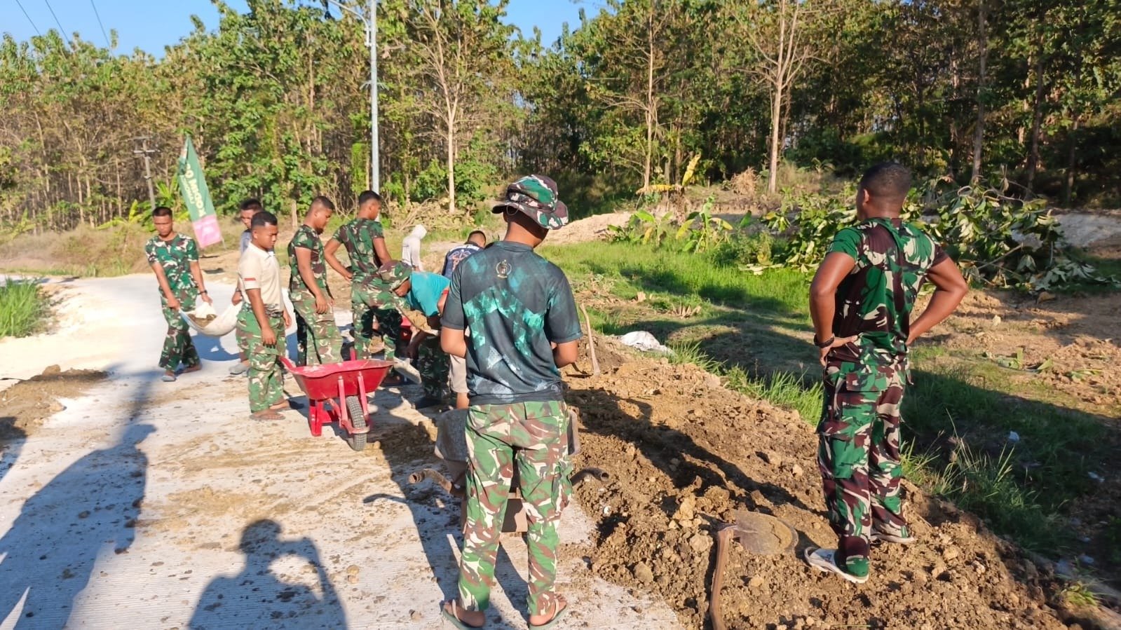 Sinergi Tua Muda Bersama TNI dalam TMMD 129, Pengurukan Bahu Jalan Rabat Beton