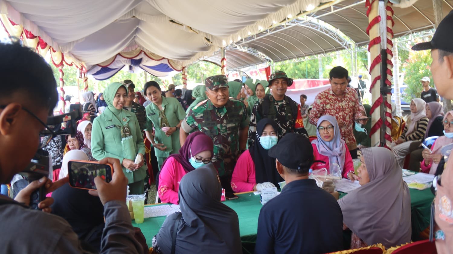 Kepedulian Sosial dalam TMMD Ke-129: Donor Darah dan Pengobatan Gratis di Kapuas