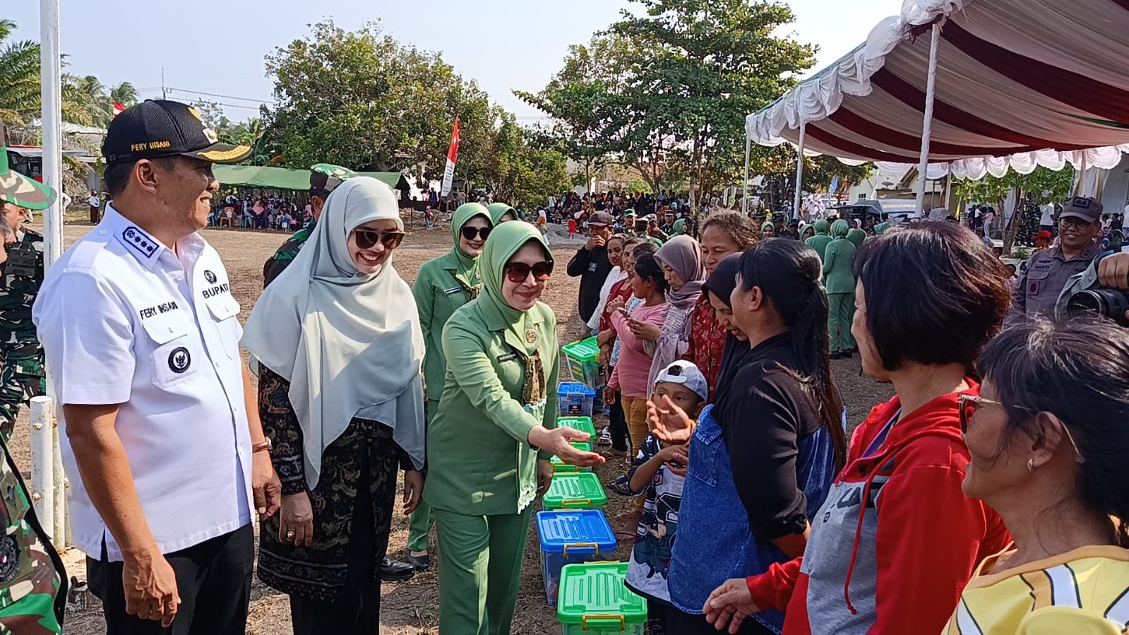 Kepedulian Pangdam II/Sriwijaya dan Ketua Persit KCK dalam Aksi Sosial di Desa Deniang