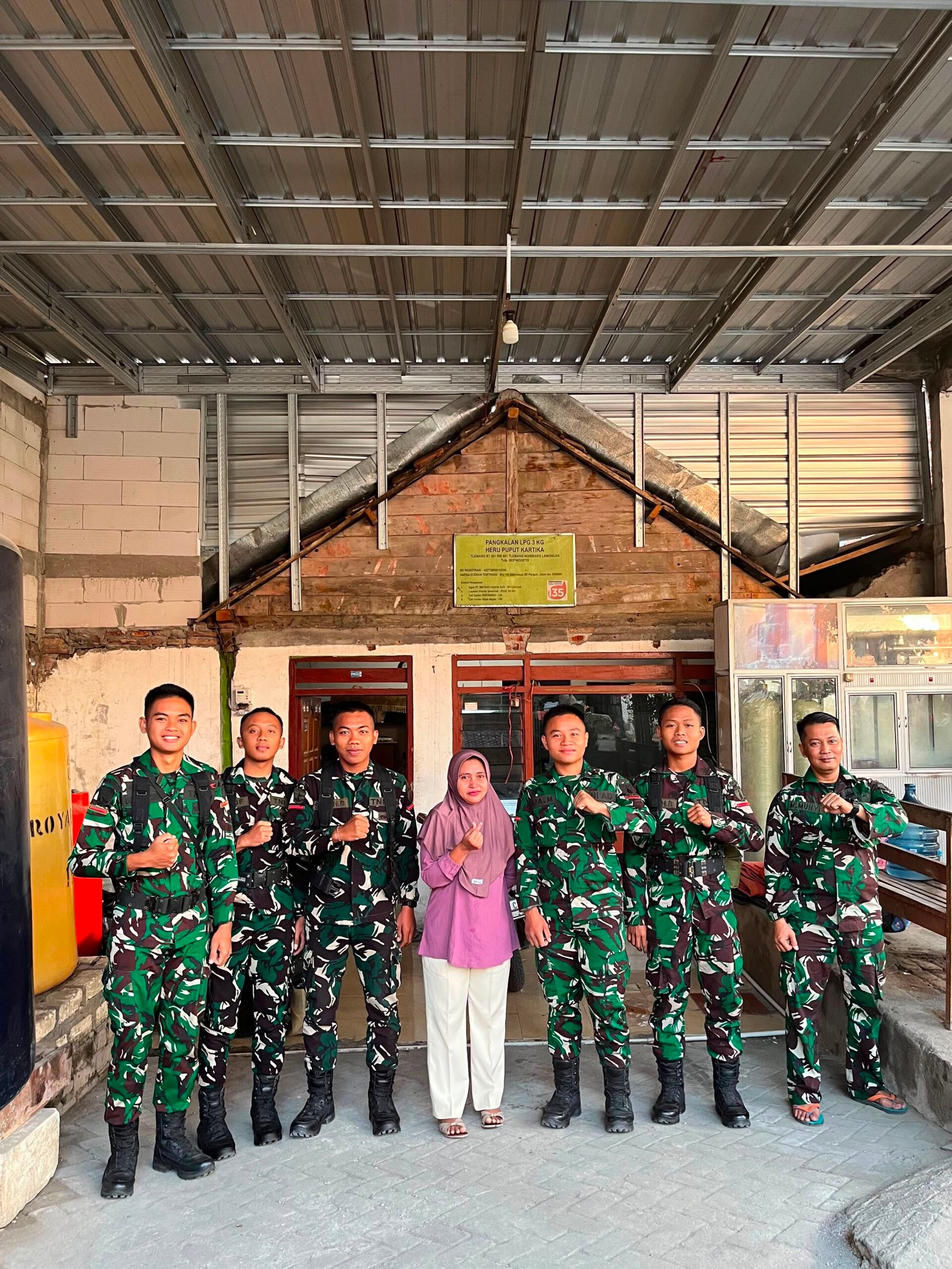 Emosi Mendalam dalam Perpisahan Prajurit TNI Satgas TMMD 129 di Tlemang