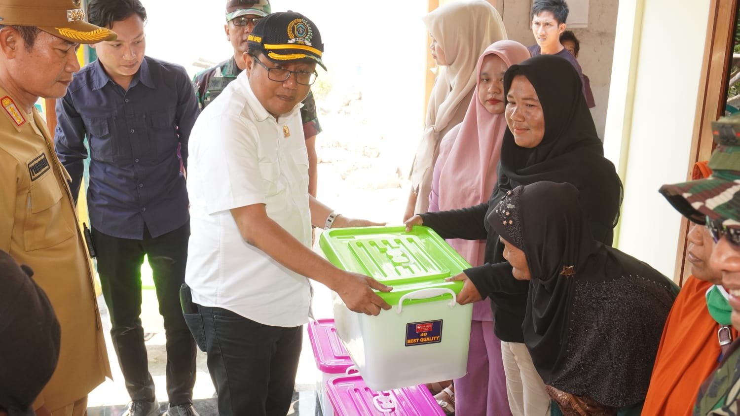 Bantuan Sembako dari Forkopimda Lamongan di TMMD 129: Menegaskan Sinergi dan Kepedulian Sosial di Desa