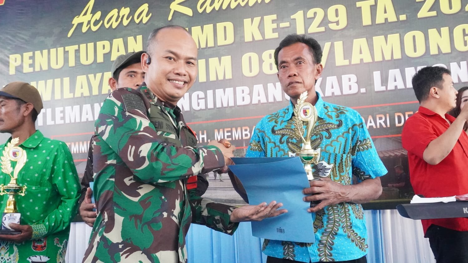 Komandan TMMD 129 Berikan Penghargaan kepada Pemenang Turnamen Voli di Desa Tlemang