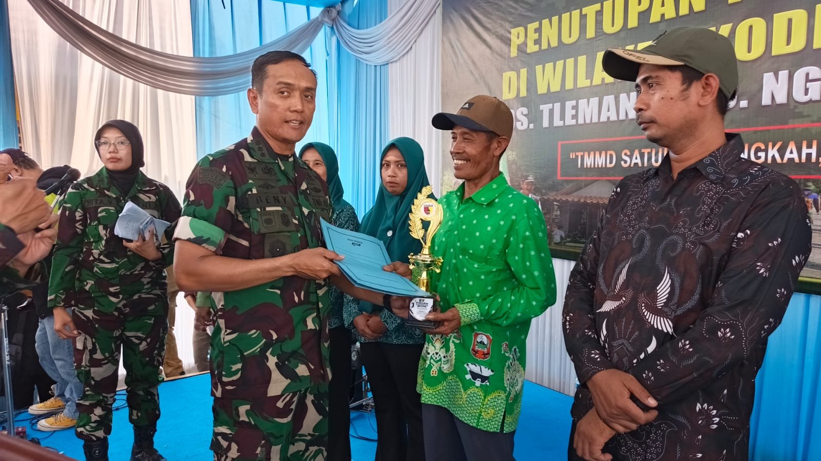 Penutupan TMMD 129: Kolonel Beny Hendra Serahkan Hadiah Turnamen Voli, Dukung Kebersamaan Warga Tlemang