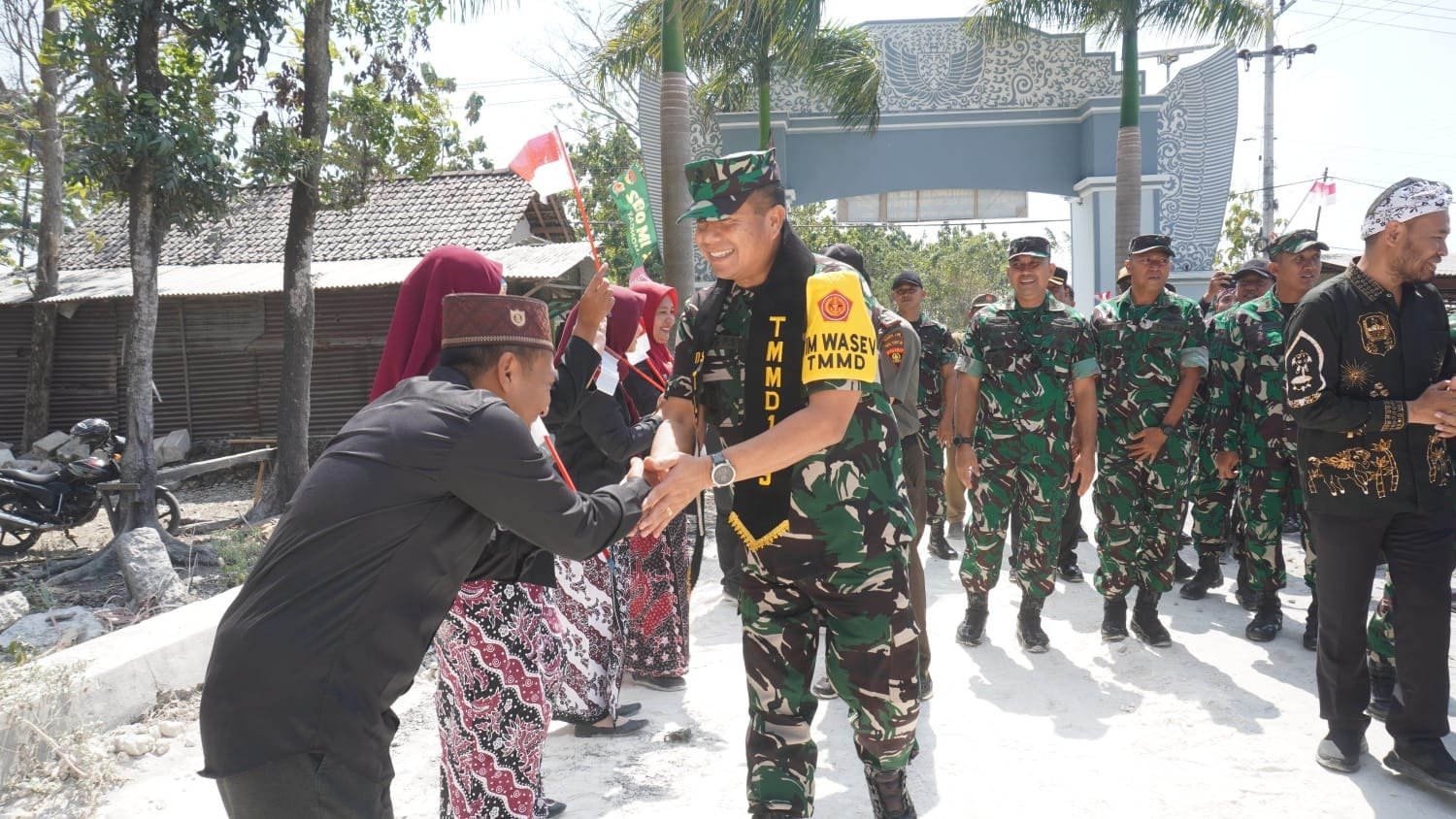 Siswa SD Rayakan Kunjungan Tim Wasev TMMD 129 dengan Kebanggaan