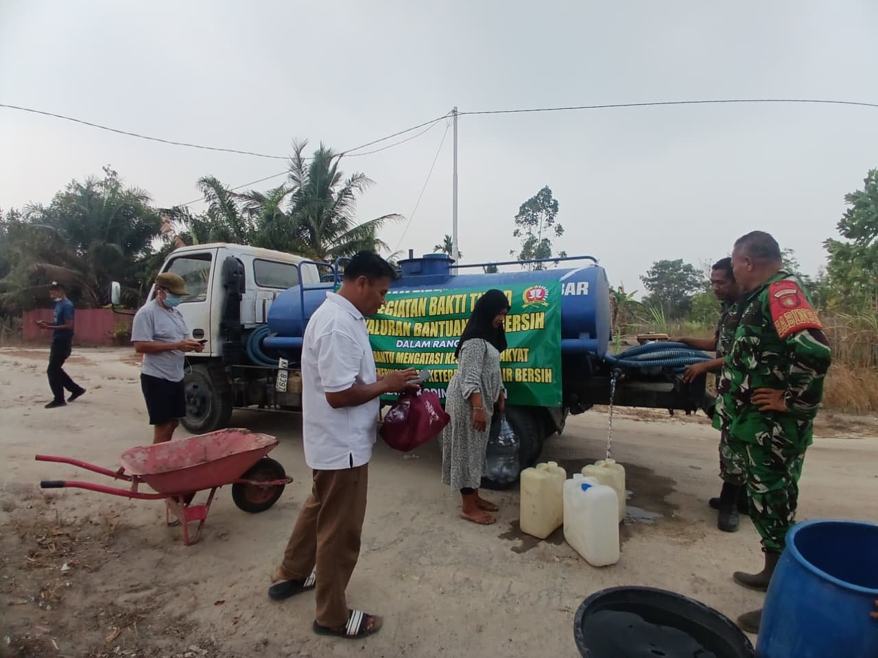 TNI Berikan Support Kebutuhan Air Bersih bagi Penduduk Pasir Panjang