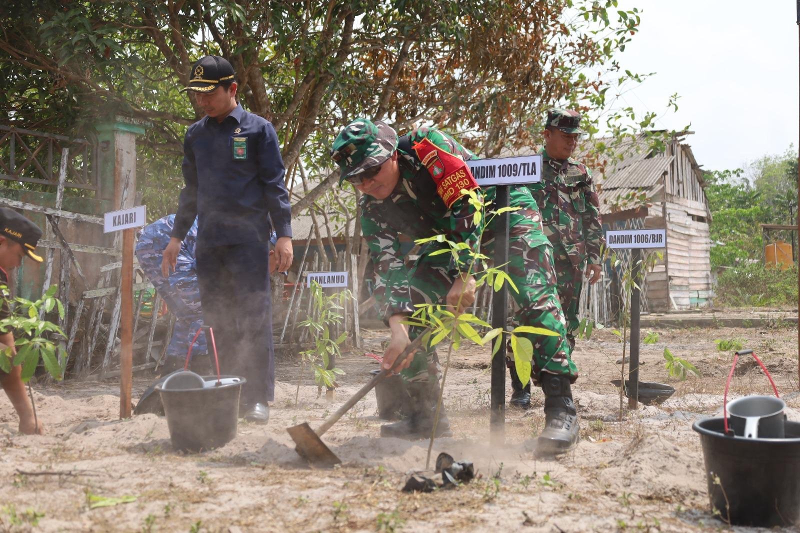 Kepala Staf Korem Pimpin Penanaman Pohon untuk Lingkungan Sehat di TMMD