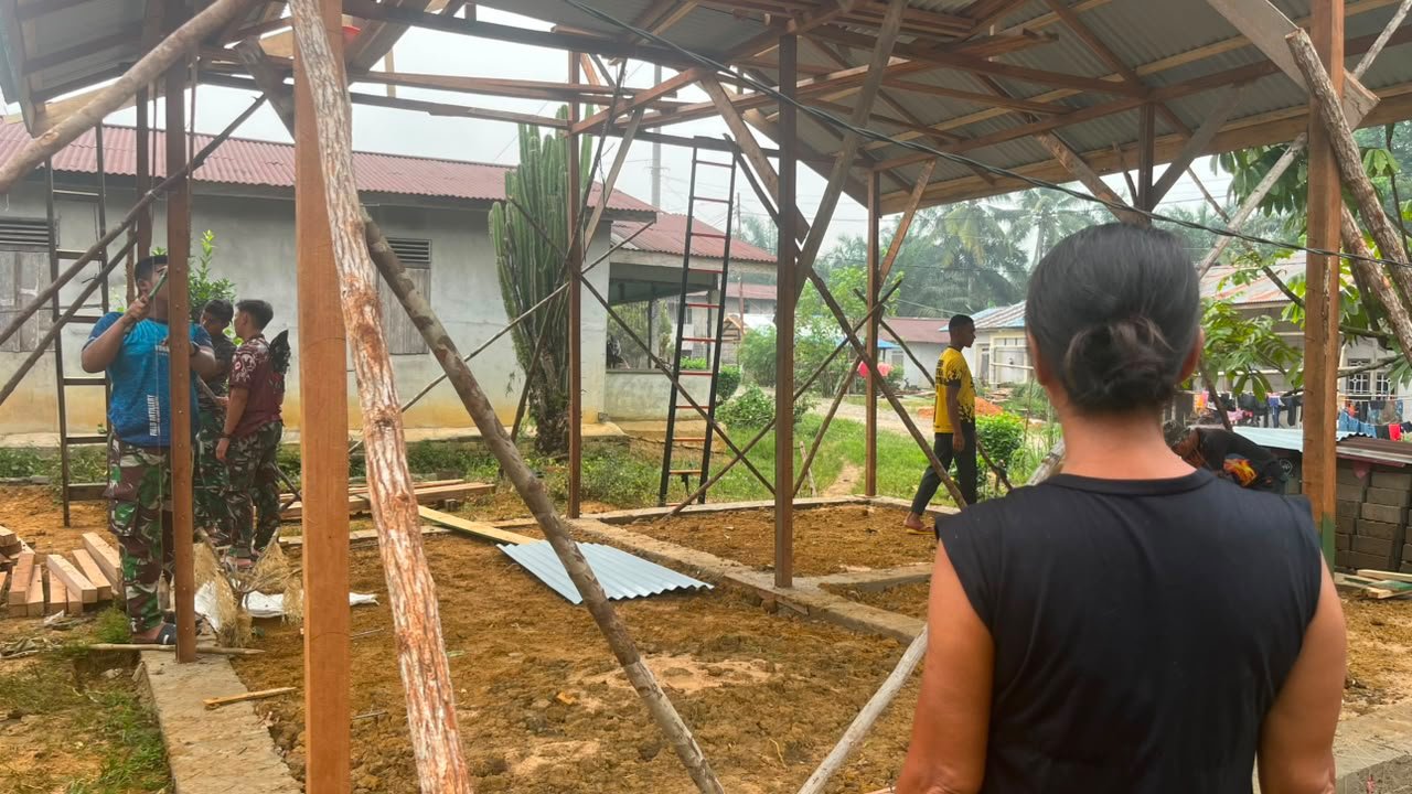 Kehangatan Komunitas Warnai Proyek Rumah Bu Suhanim di TMMD Ke-130