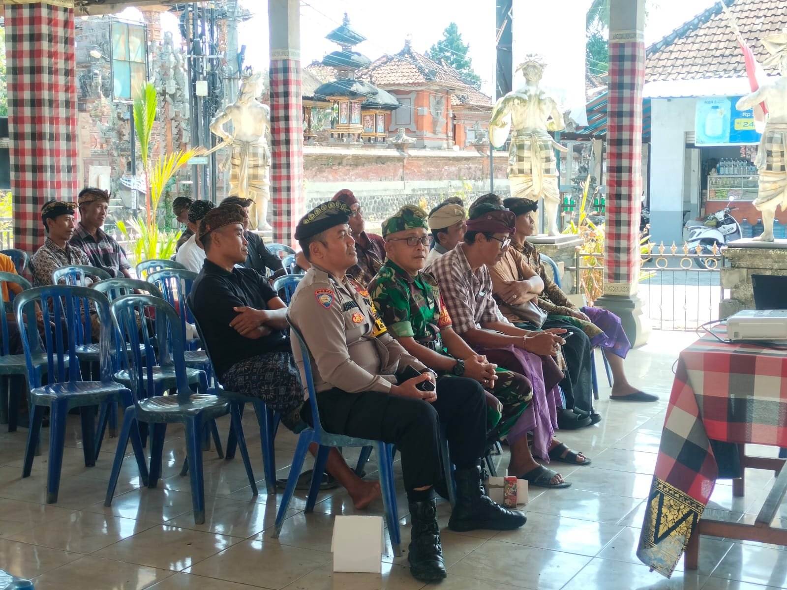 Membangun Solidaritas Melalui Pesraman, Babinsa Serka Wayan Rata Ajak Masyarakat Bersatu