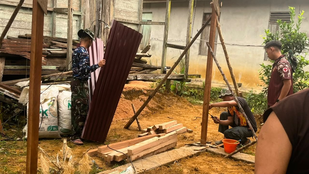 Pembangunan Rumah Bu Suhanim, Simbol Kerjasama TNI dan Warga Landak