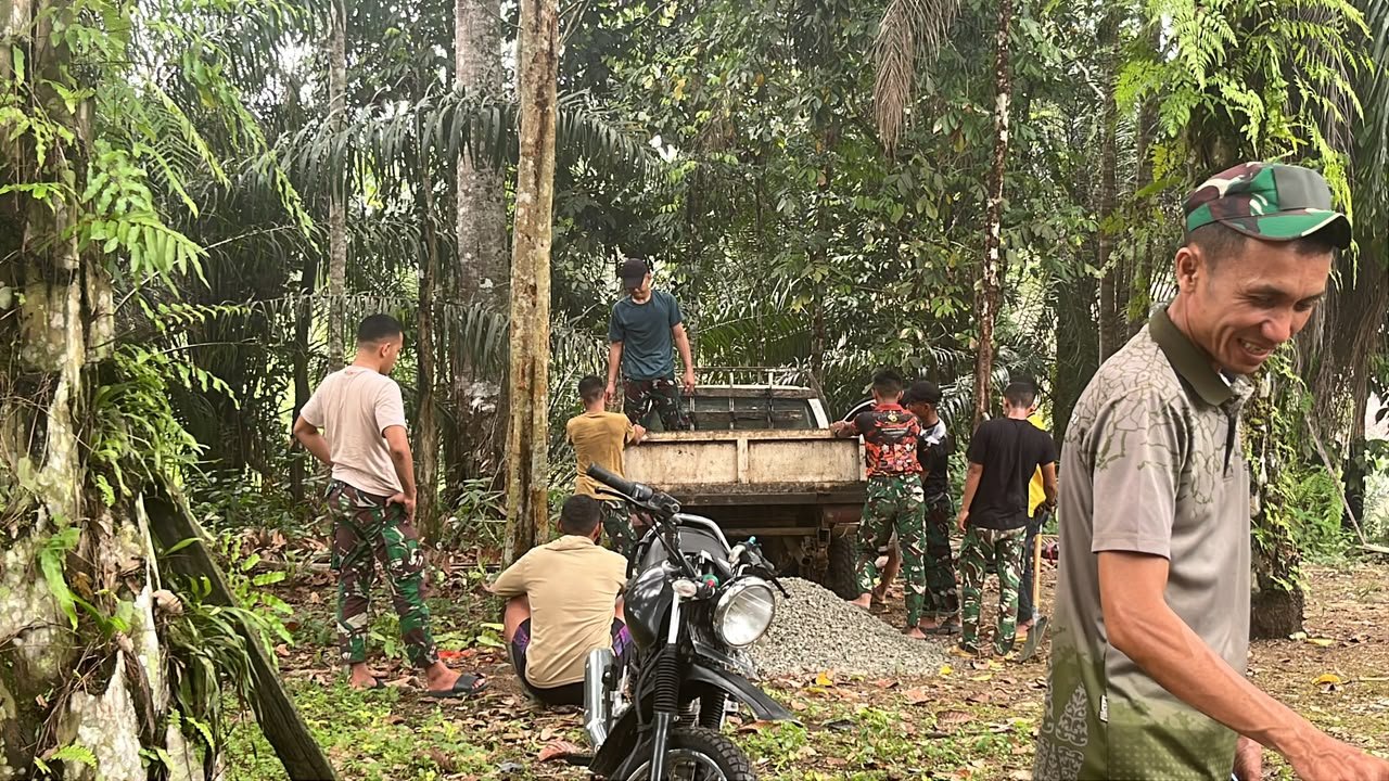 Prajurit Satgas TMMD Ke-130 Tampilkan Solidaritas Mengangkut Material Pembangunan