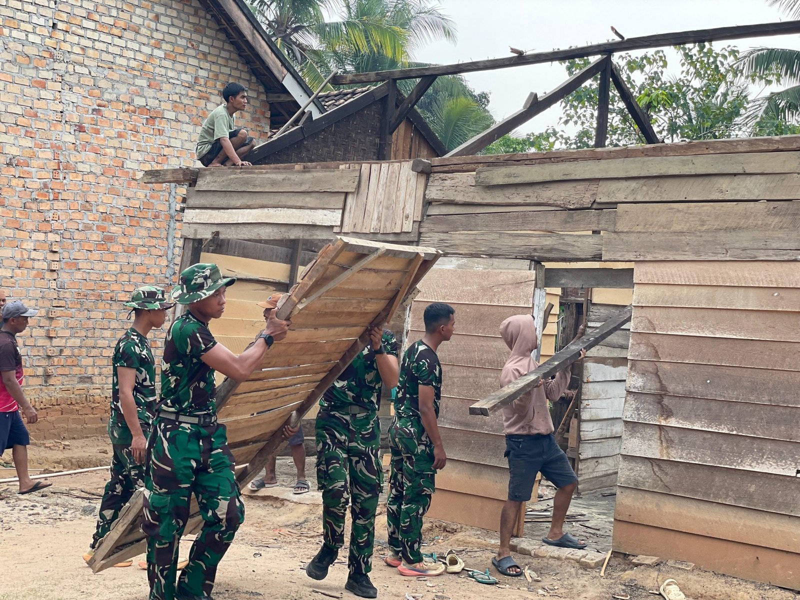 Upaya TNI Membangun Rumah Layak bagi Warga di Dusun Gunung Sangkaran