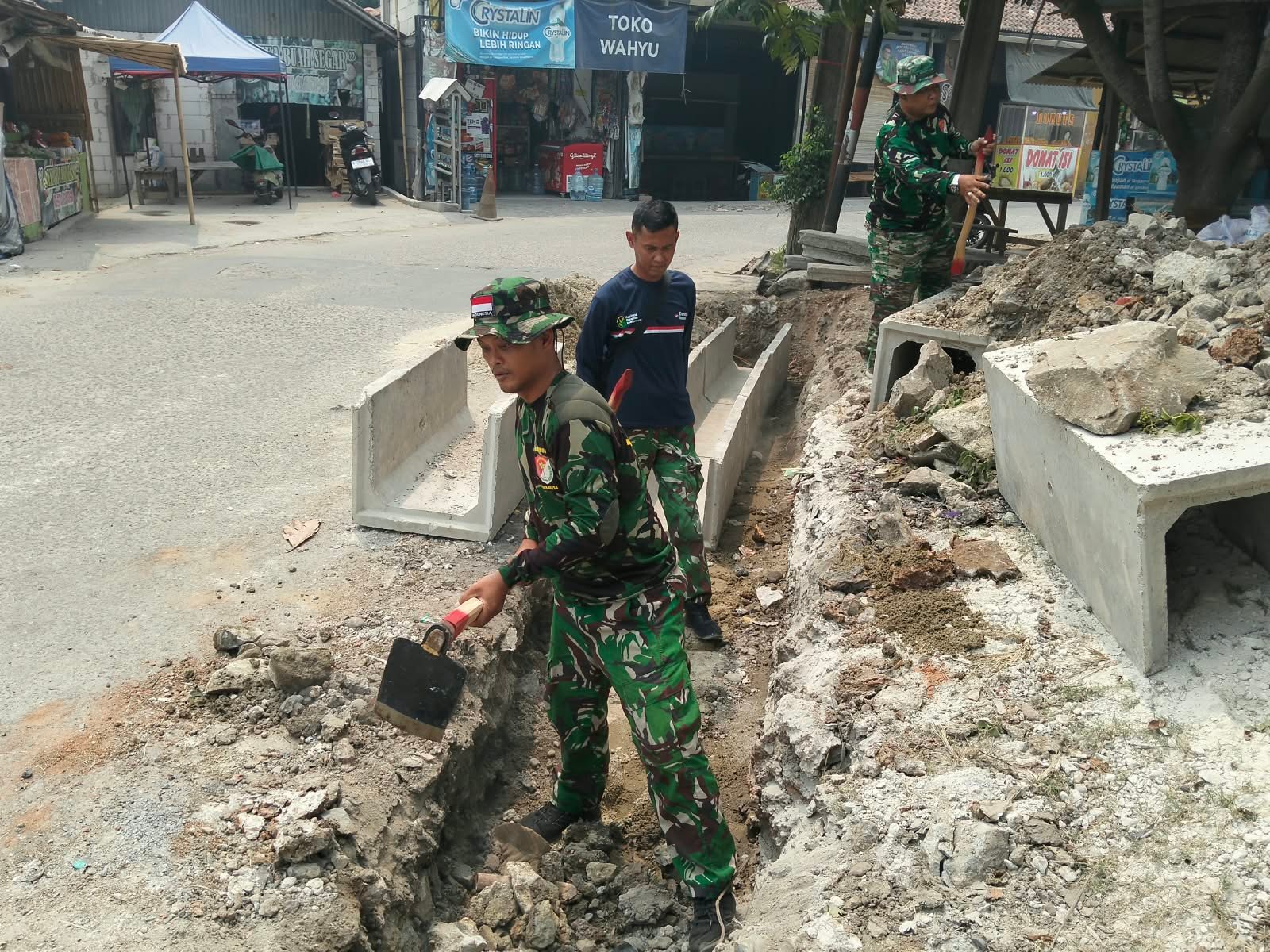 Satgas TMMD ke-130 Berkontribusi dalam Pengembangan Sistem Drainase Desa
