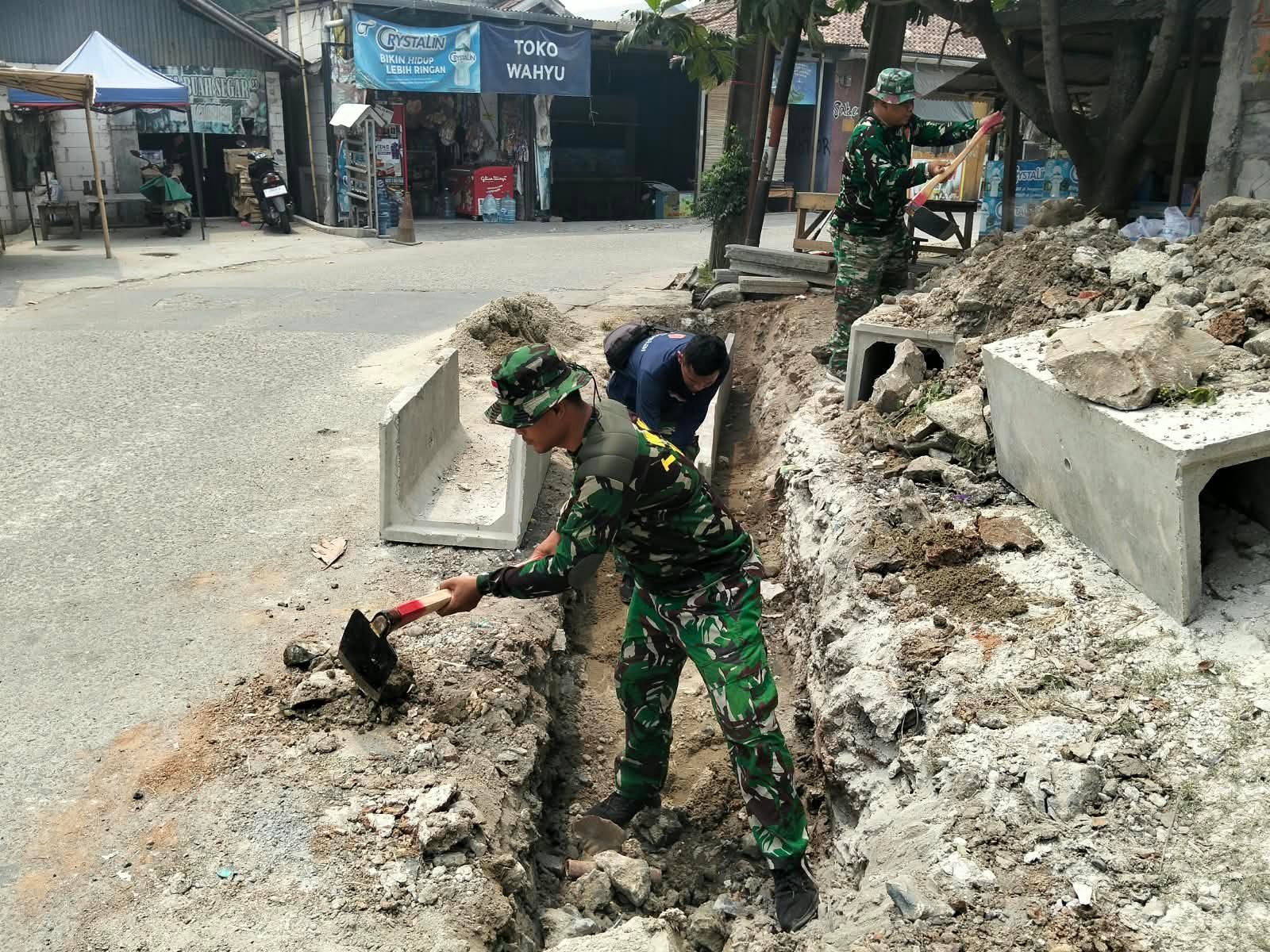 Satgas TMMD ke-130 Laksanakan Proyek Parit untuk Perbaikan Lingkungan Sumur Bandung
