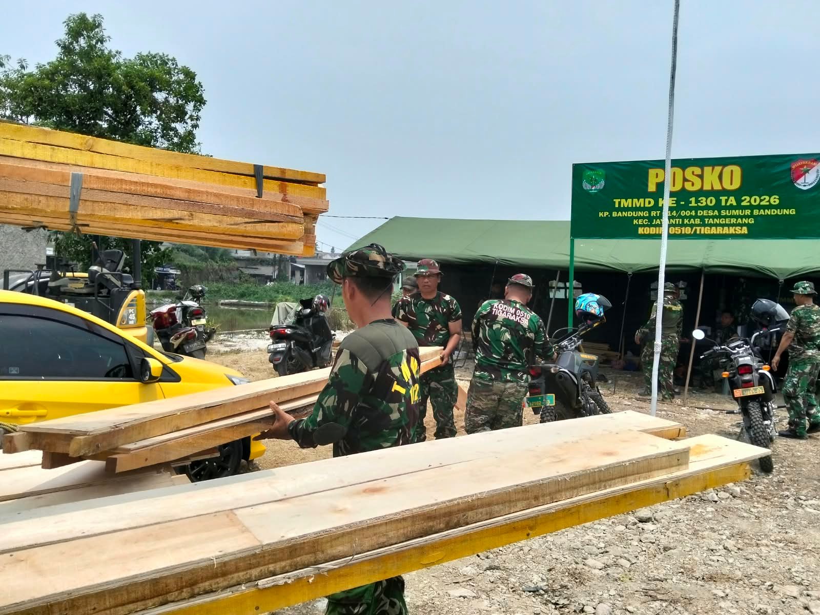 Sinergi TNI dalam Mobilisasi Material Percepat Pembangunan Desa Sumur Bandung