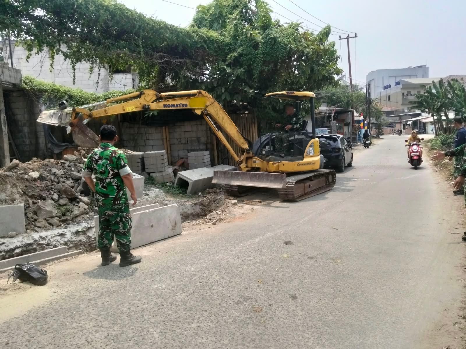 TNI Manunggal Membangun Desa Pasang U-Ditch untuk Atasi Genangan di Sumur Bandung