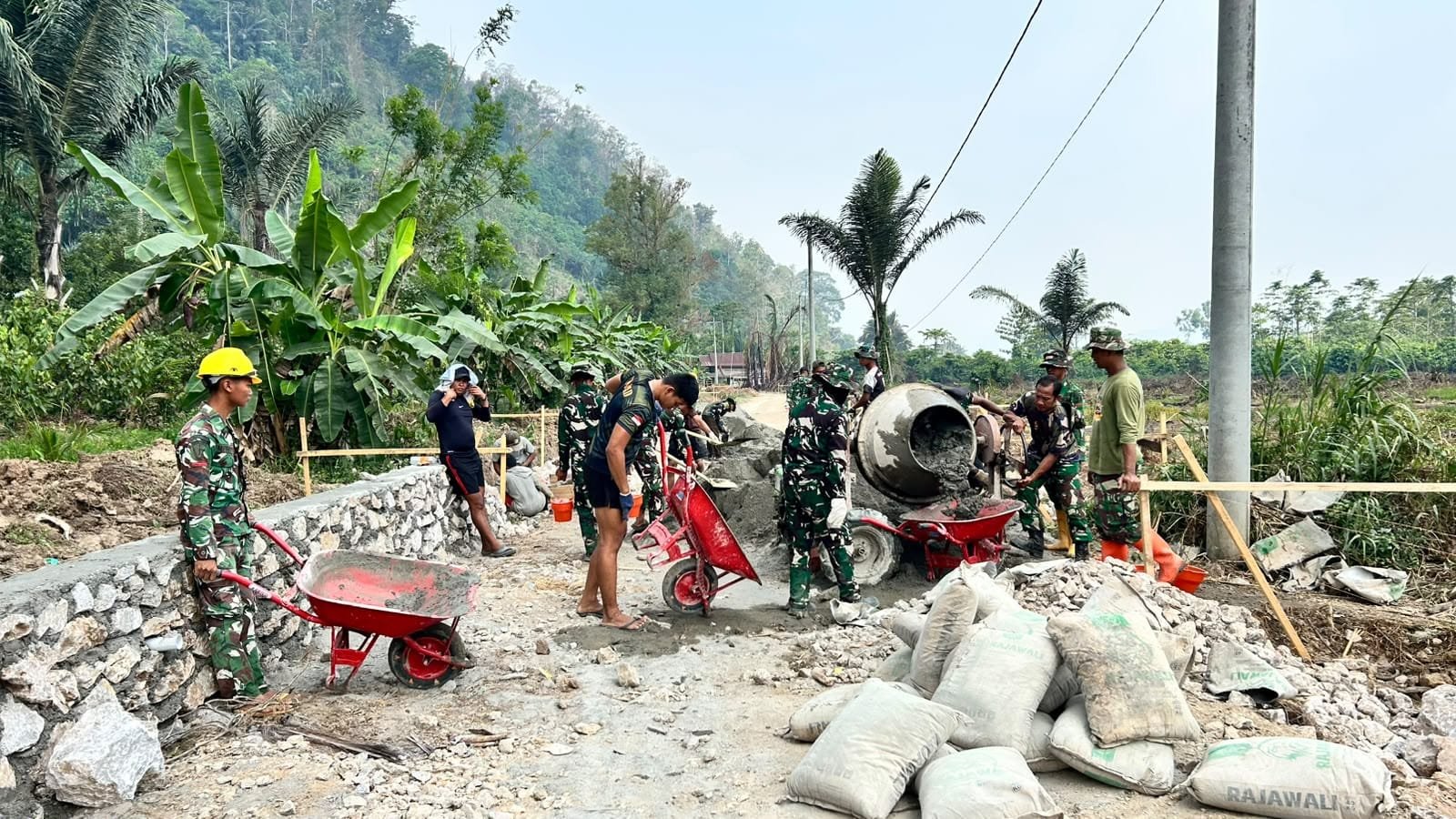 Pemberdayaan Ekonomi Warga Parumpanai Lewat Pembangunan Infrastruktur TMMD