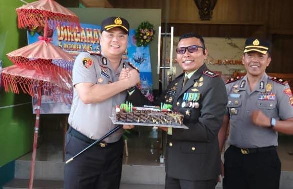 Kapolres Klungkung Rayakan HUT TNI Ke-81 Bersama TNI Dalam Semangat Kebersamaan
